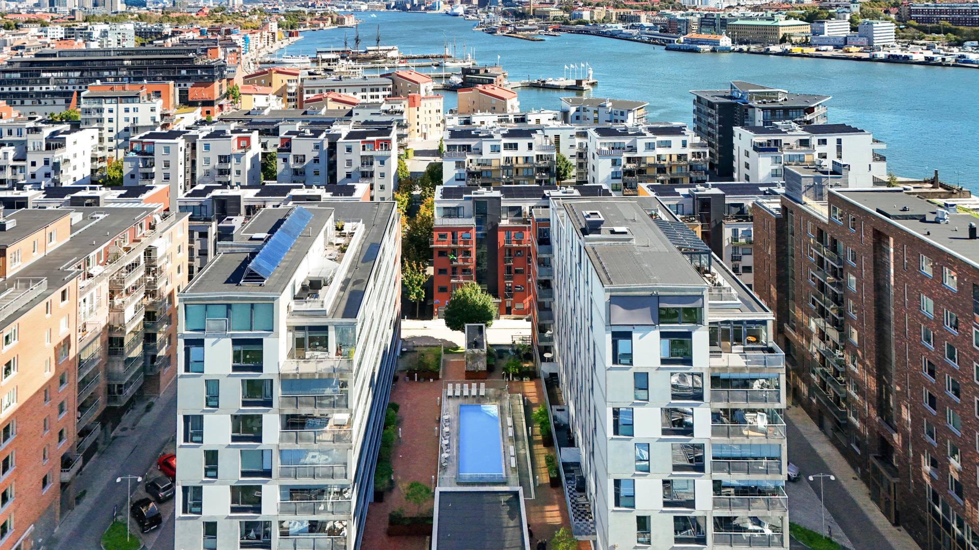 Stilfull 1,5:a med hamnutsikt och tillgång till uppvärmd pool i Eriksberg