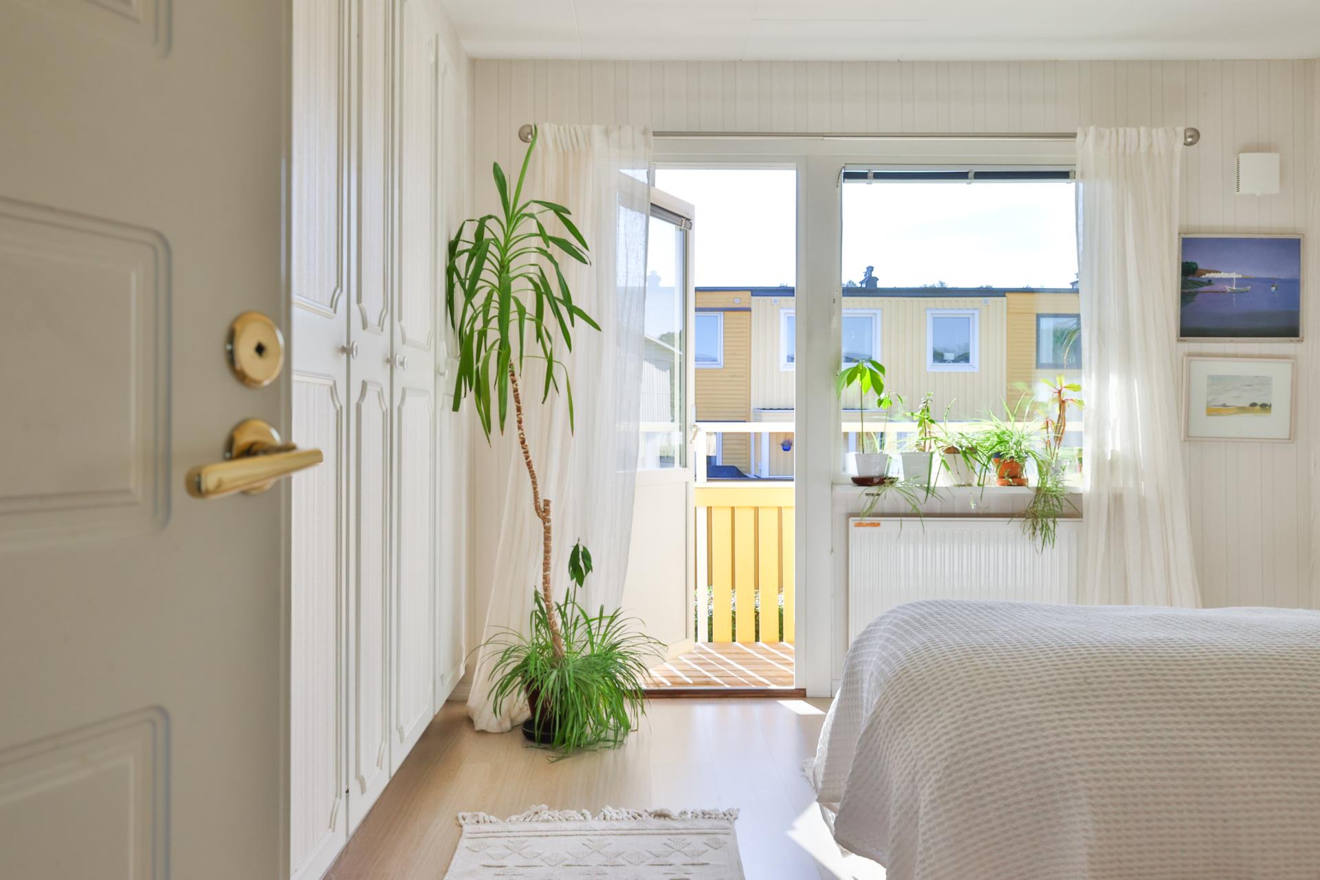 Trivsamt radhus med trädgård och balkong på populära Runslingan