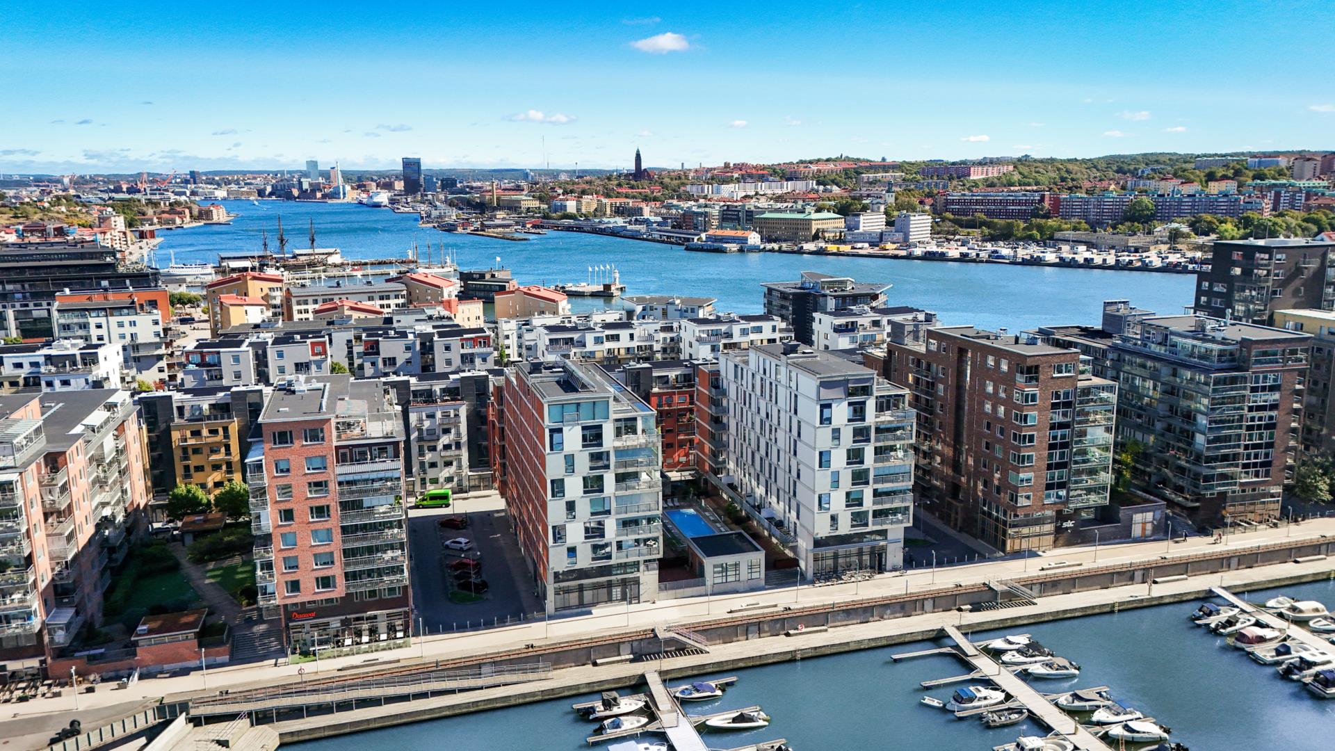 Stilfull 1,5:a med hamnutsikt och tillgång till uppvärmd pool i Eriksberg