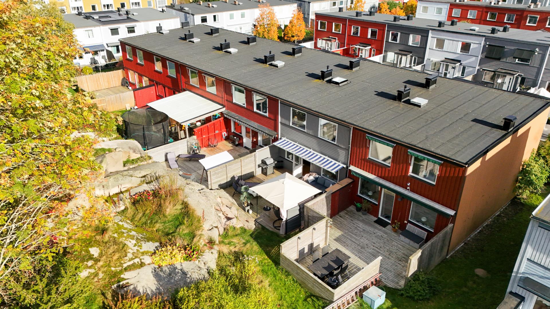 Stilfullt radhus i Tuve med fyra sovrum och stor altan mot naturen