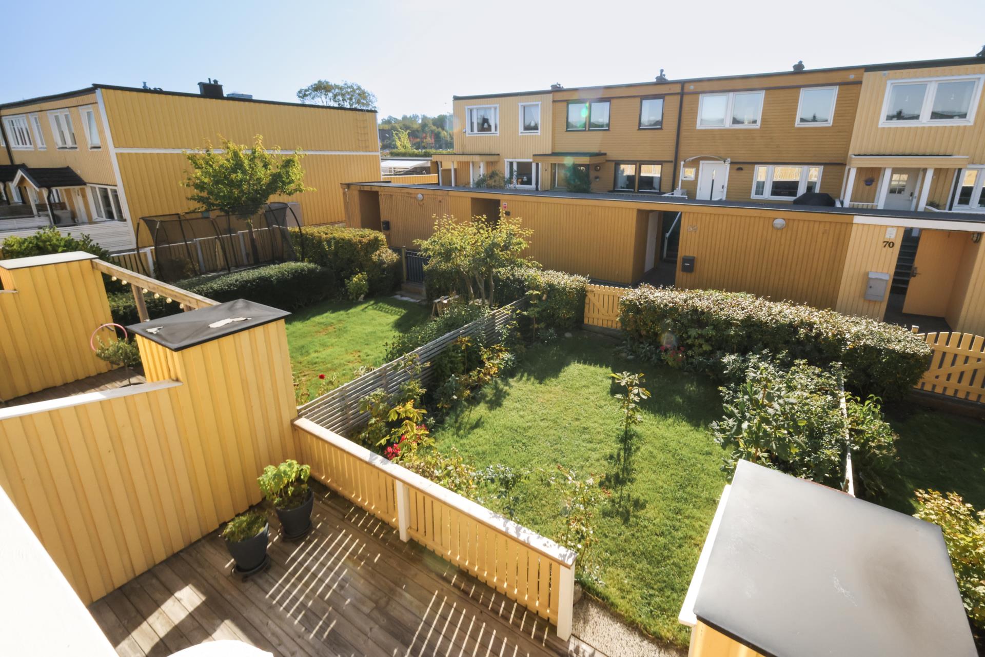 Trivsamt radhus med trädgård och balkong på populära Runslingan