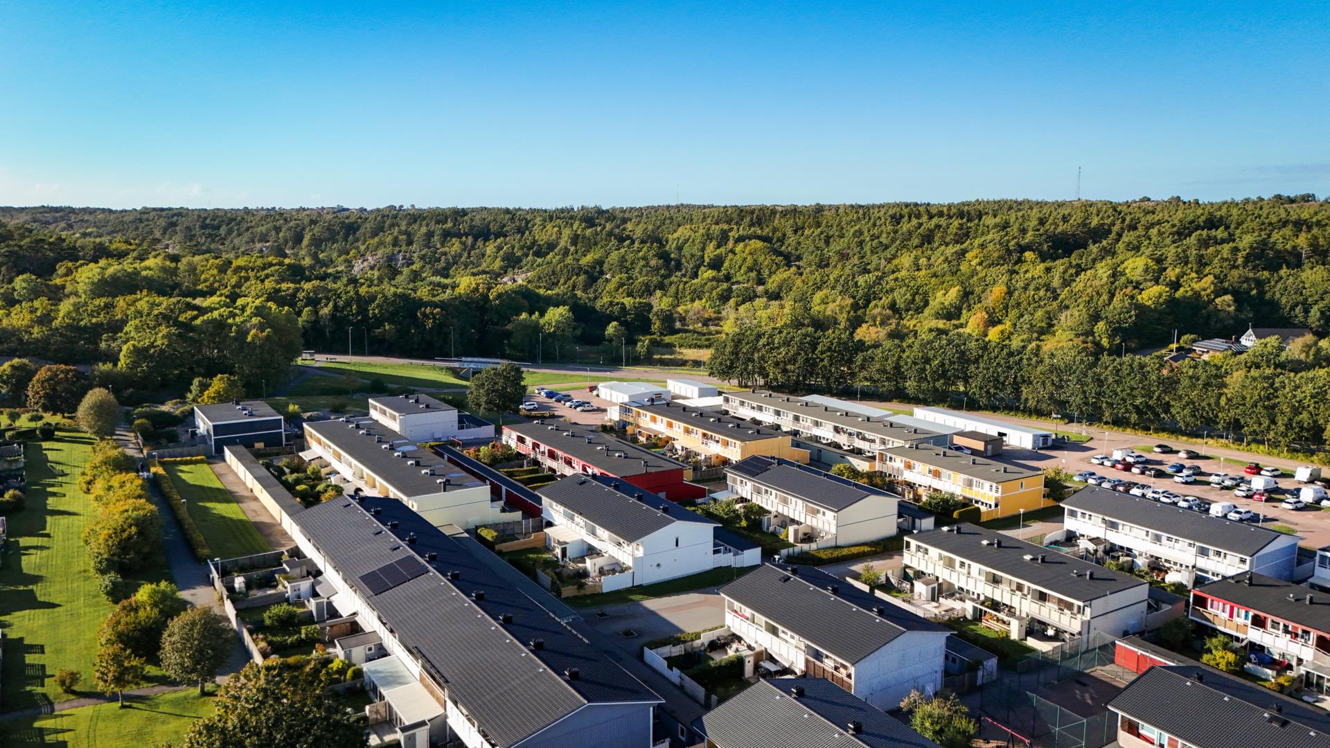 Trivsamt radhus med trädgård och balkong på populära Runslingan