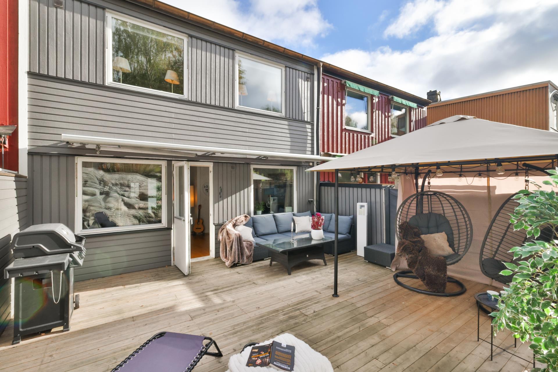 Stilfullt radhus i Tuve med fyra sovrum och stor altan mot naturen
