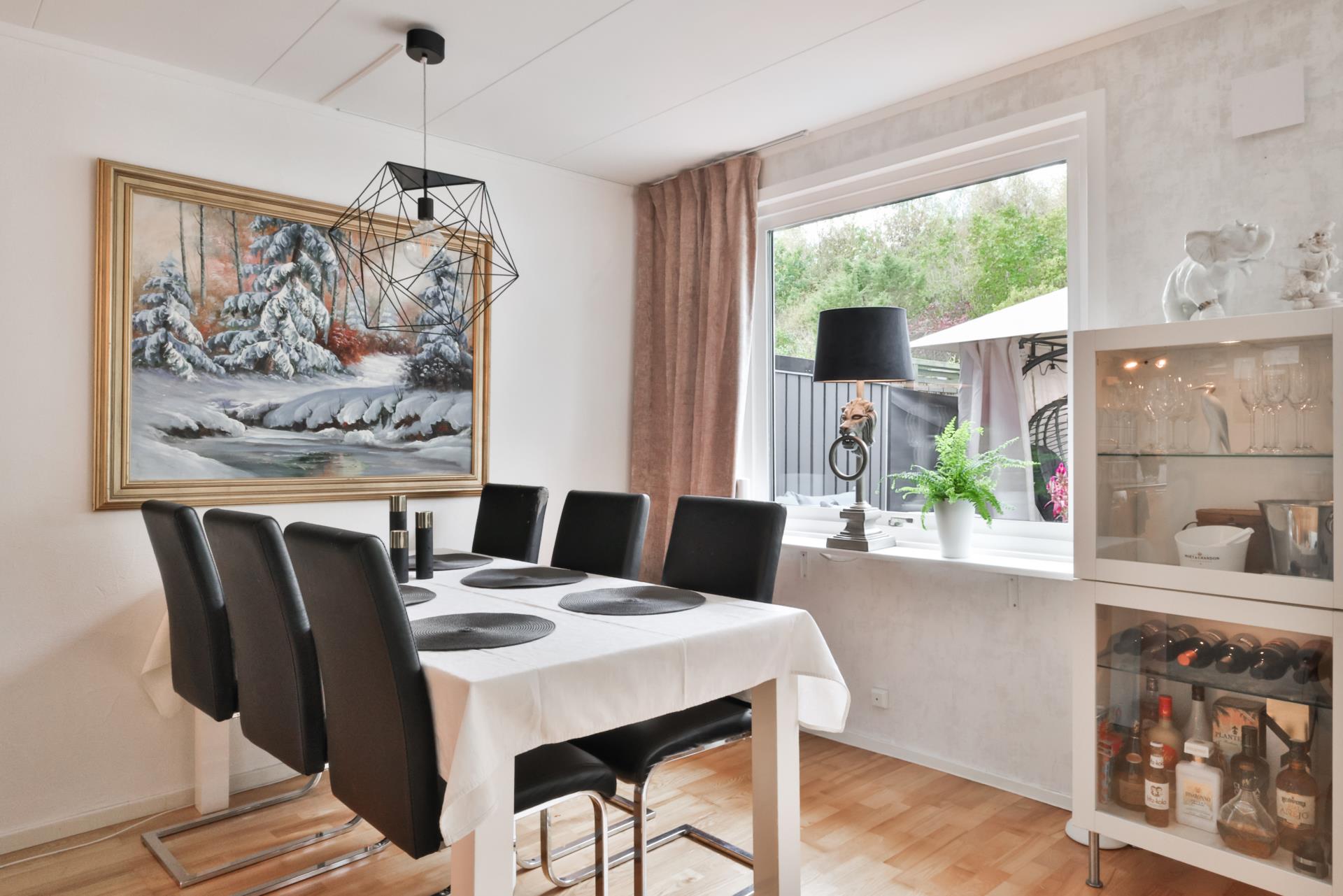 Stilfullt radhus i Tuve med fyra sovrum och stor altan mot naturen