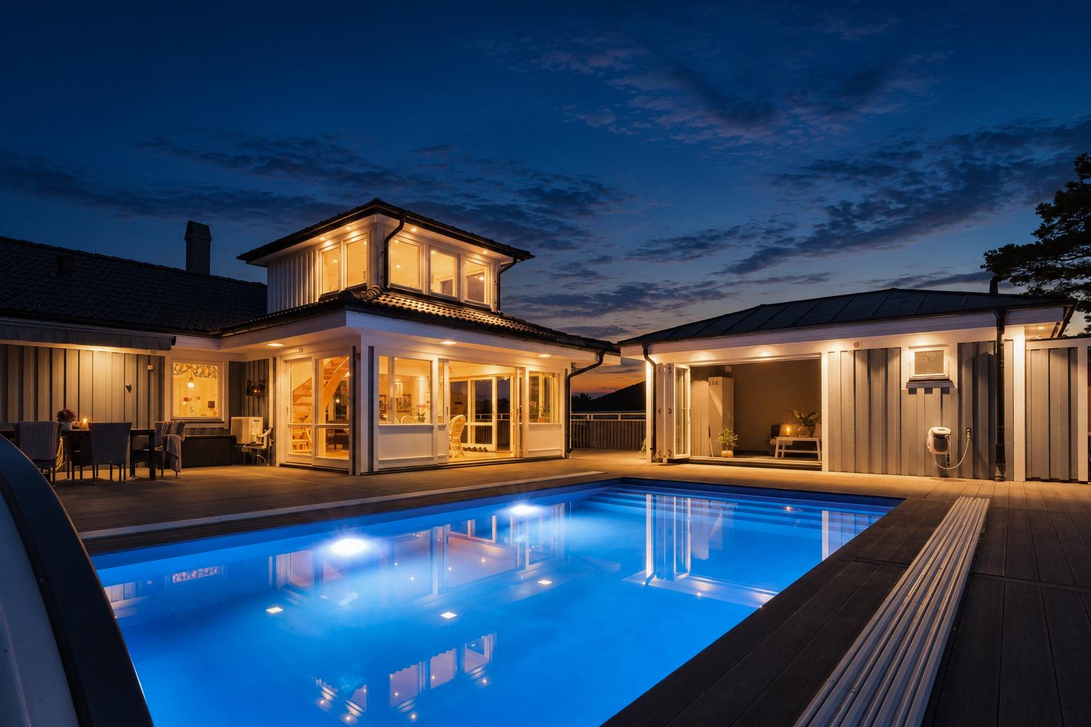 Fantastisk villa med pool, härliga uteplatser och semesterkänsla i Hjuvik-Dalen