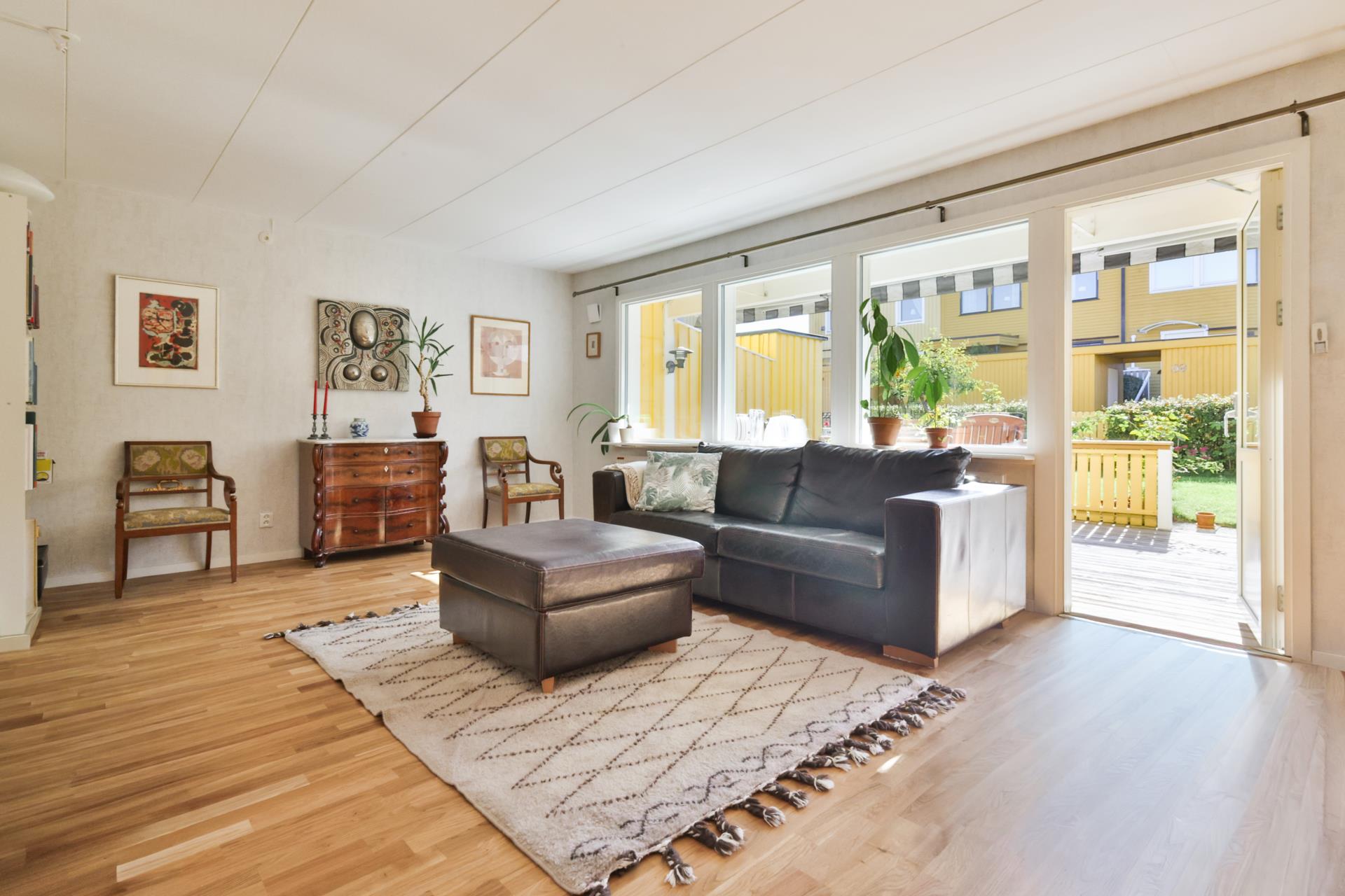 Trivsamt radhus med trädgård och balkong på populära Runslingan