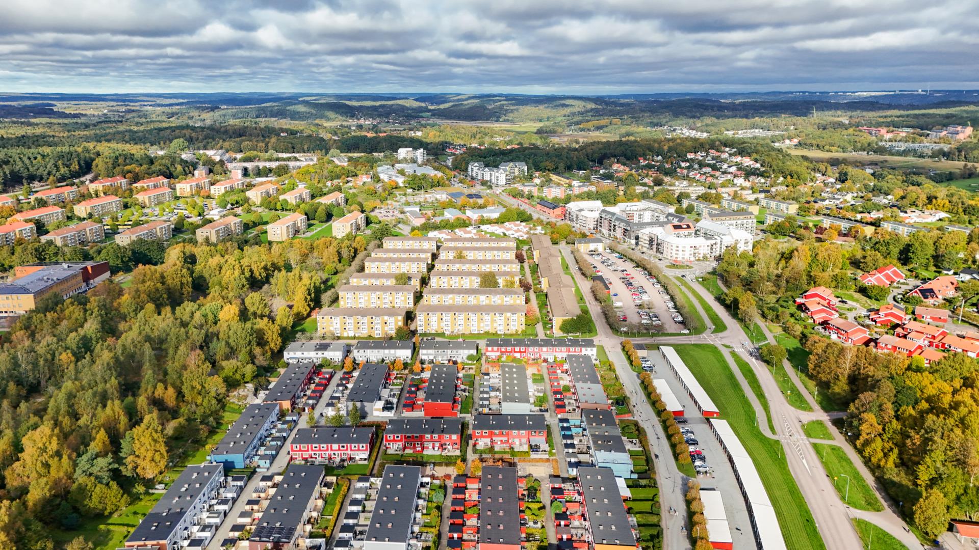 Stilfullt radhus i Tuve med fyra sovrum och stor altan mot naturen