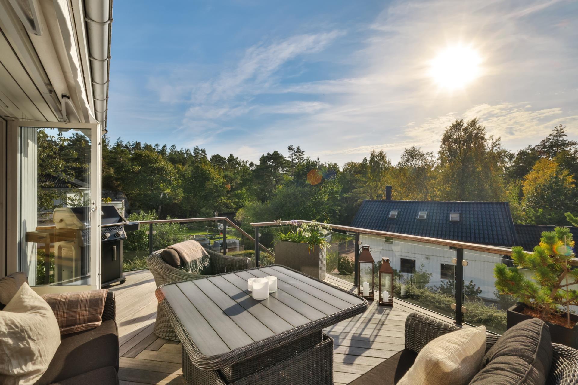Unik villa med separat lägenhet, dubbelgarage och grönskande trädgård i flera nivåer i Torslanda