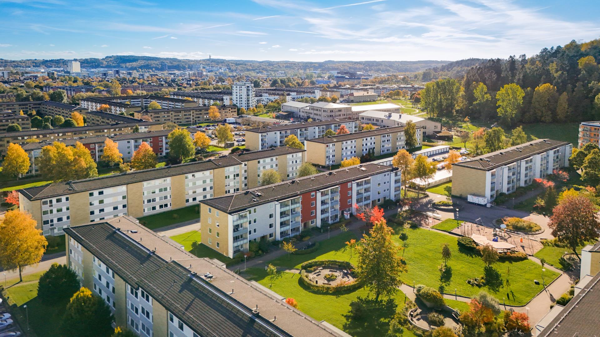 Ljus 3:a i Bifrost med balkong mot grönskande gård i en stabil förening