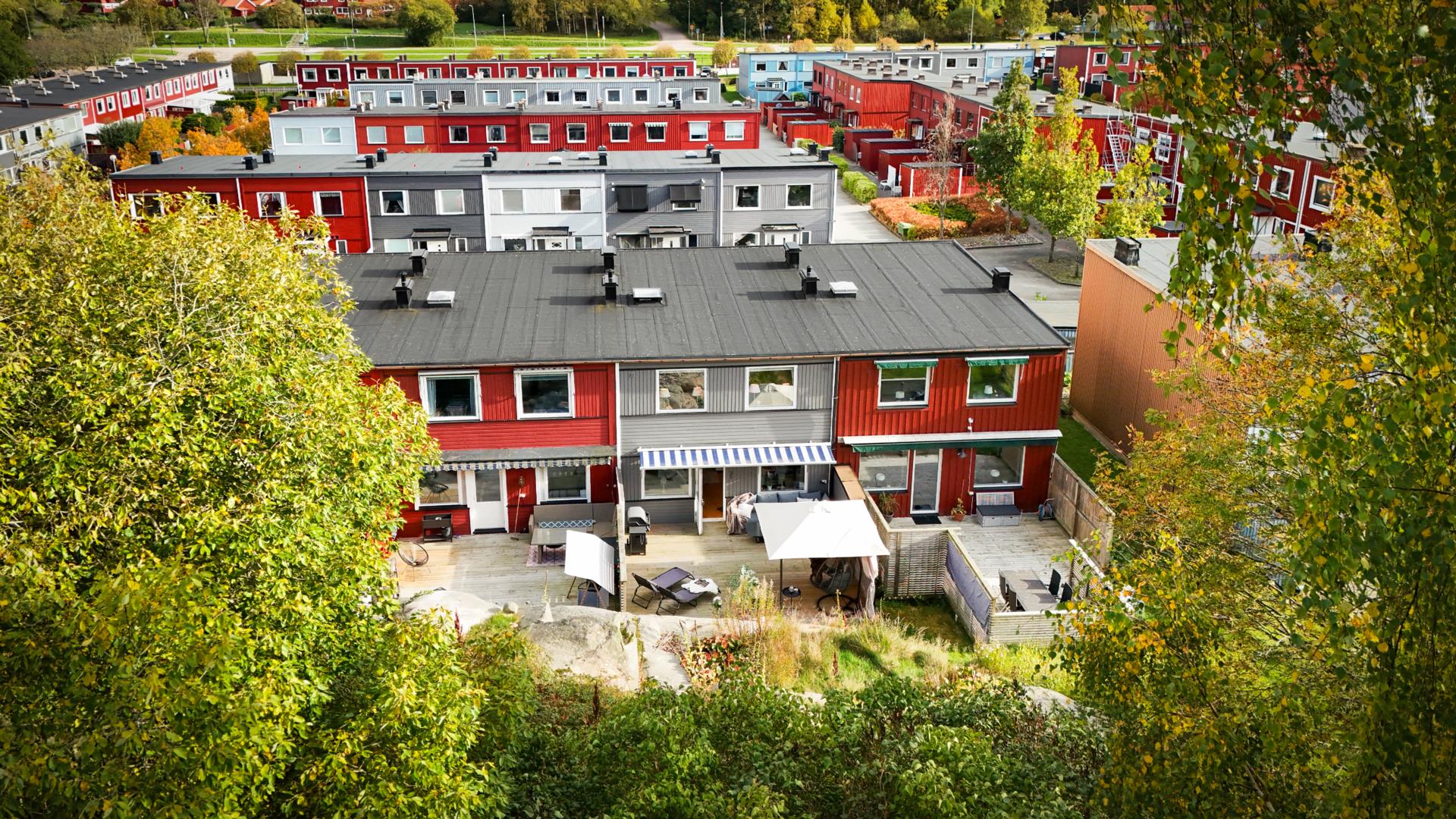 Stilfullt radhus i Tuve med fyra sovrum och stor altan mot naturen