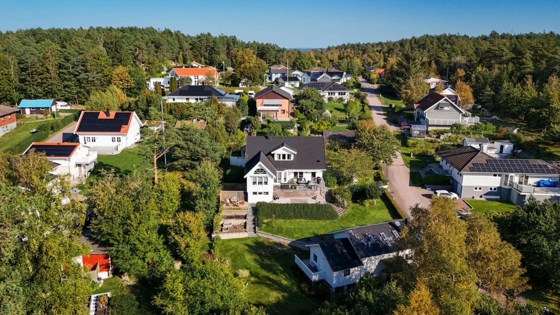 Unik villa med separat lägenhet, dubbelgarage och grönskande trädgård i flera nivåer i Torslanda