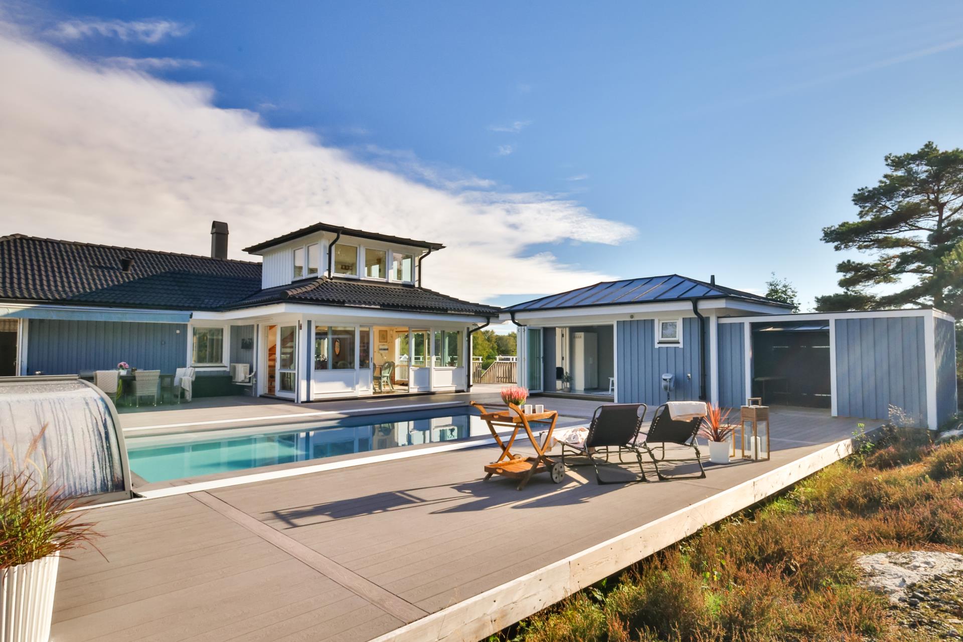 Fantastisk villa med pool, härliga uteplatser och semesterkänsla i Hjuvik-Dalen