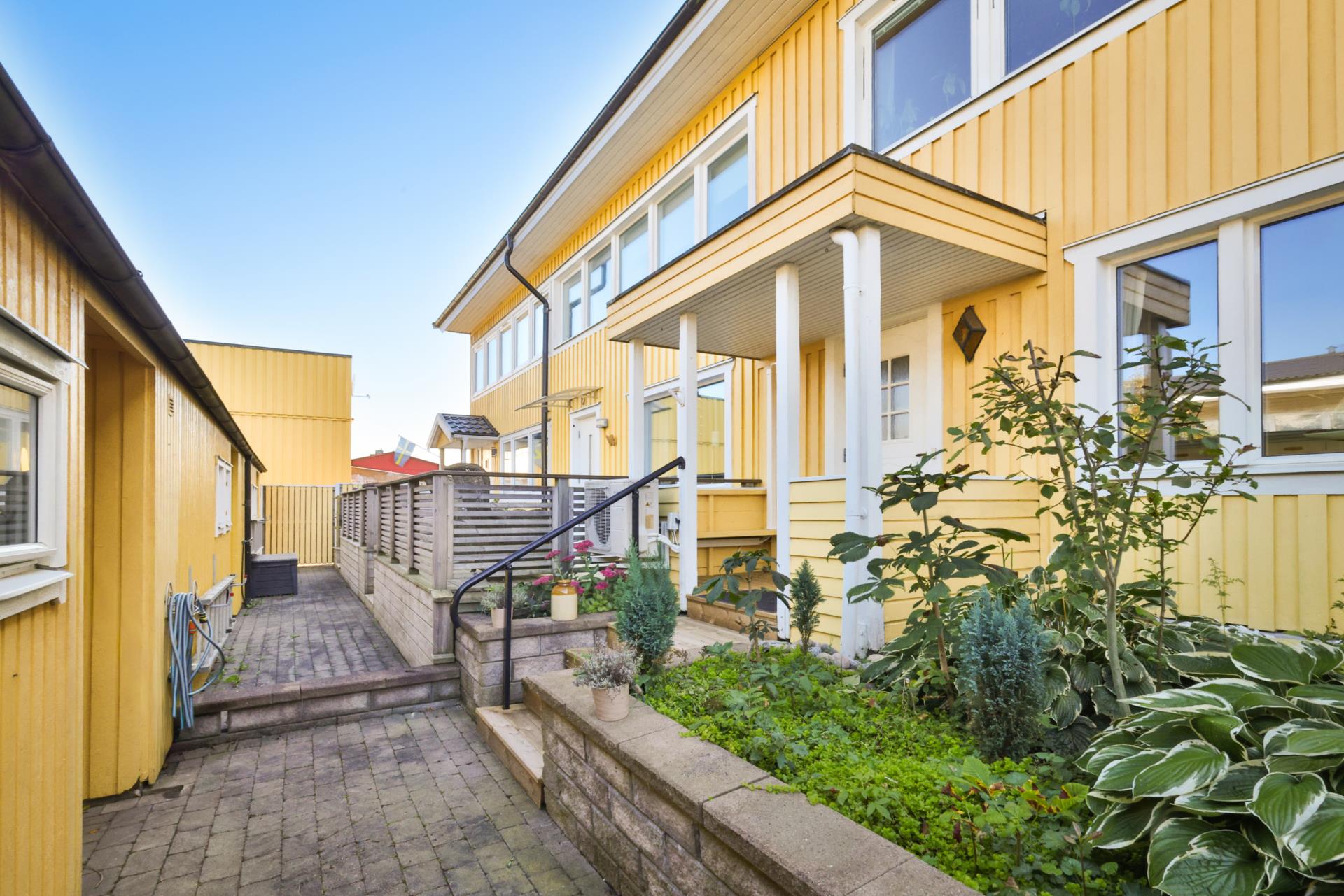 Trivsamt radhus med trädgård och balkong på populära Runslingan
