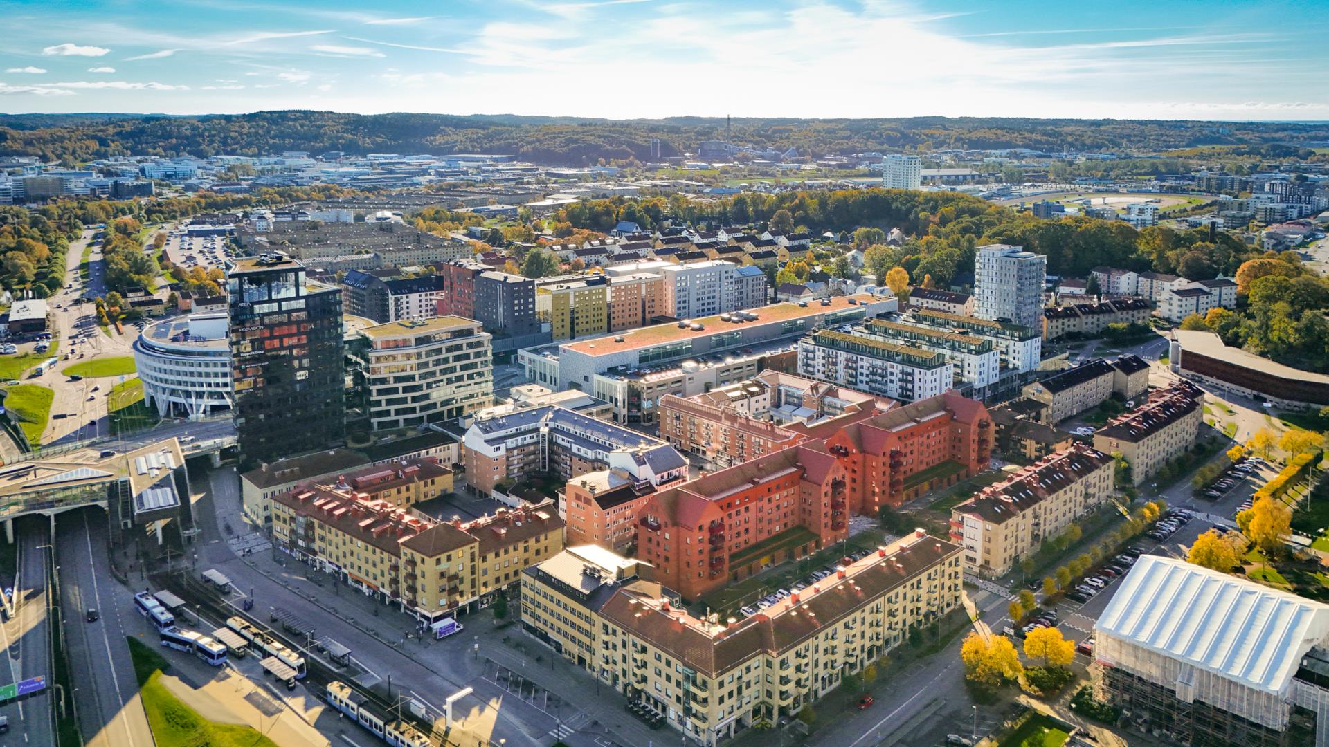 Ljus 3:a i Bifrost med balkong mot grönskande gård i en stabil förening