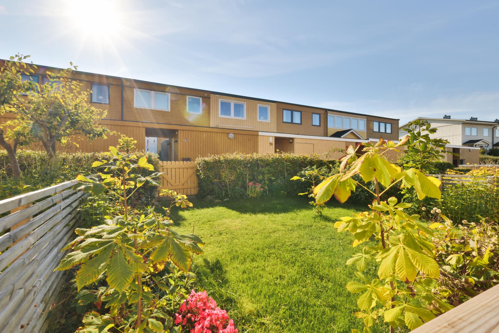 Trivsamt radhus med trädgård och balkong på populära Runslingan